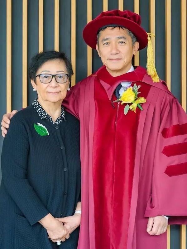你相信吗？这位气质端庄，一脸福相，已经86岁高龄的老妇人，就是梁朝伟的妈妈。