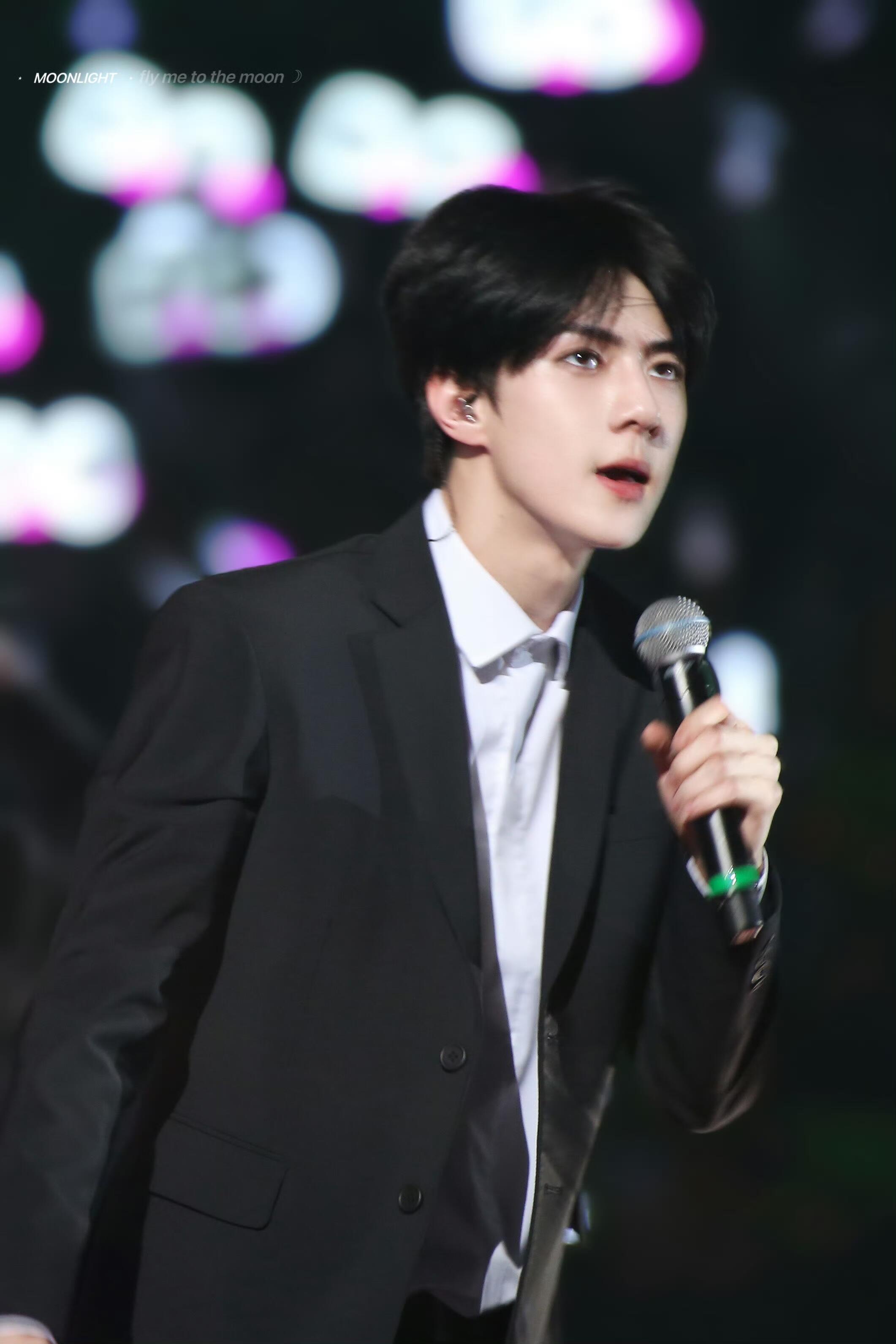 车银优塌了没关系小韩还有另一面国旗：吴世勋韩国国旗车银优