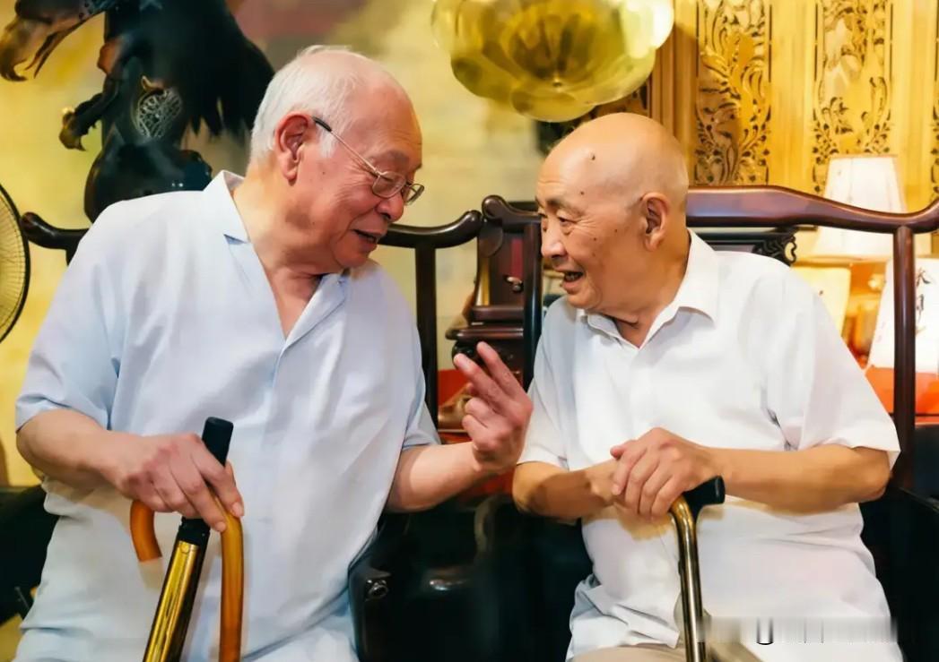 这是200多岁的兄弟马士弘与马识途晚年的一张合影。1949年12月，国民党少将副