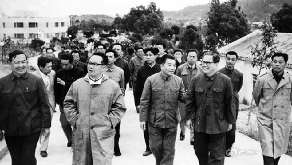 1980年，吴南生陪同谷牧考察珠海的老照片。当时正值《广东省经济特区条例》起草关