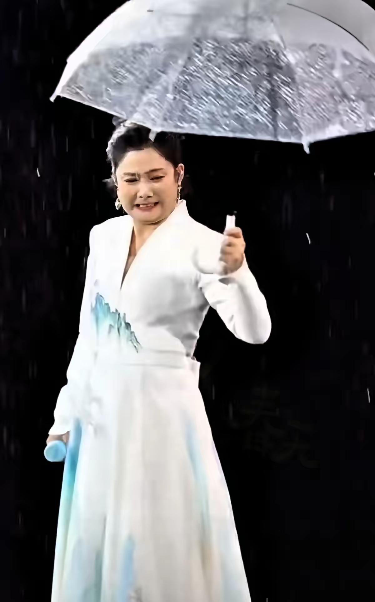 笑不活了！曾毅彻底飘了，演唱会扔伞耍帅，玲花一脸懵被迫营业[捂脸哭][捂脸哭]