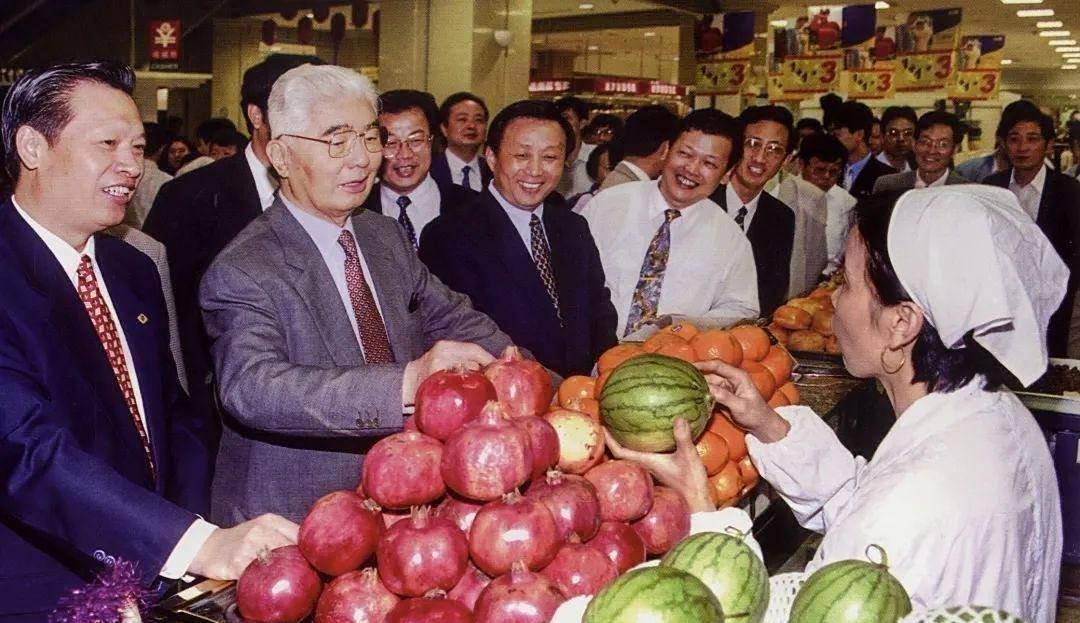 1998年10月，荣毅仁回到家乡无锡，前往八佰伴商贸中心考察。作为从无锡走出的杰