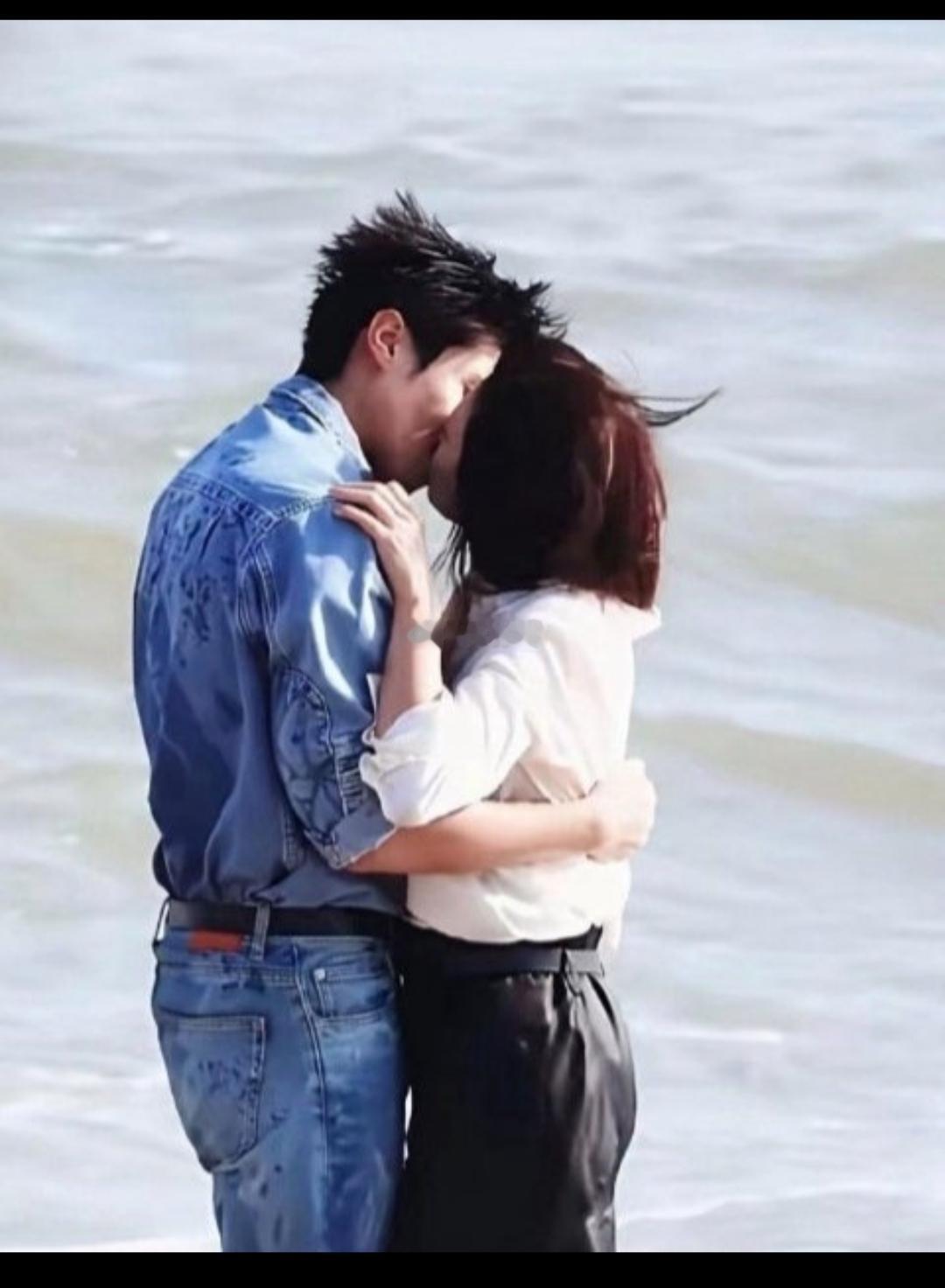 男的20几岁，女的50多岁，两个人演情侣真的毫无违和感！贾静雯的现任老公是不是