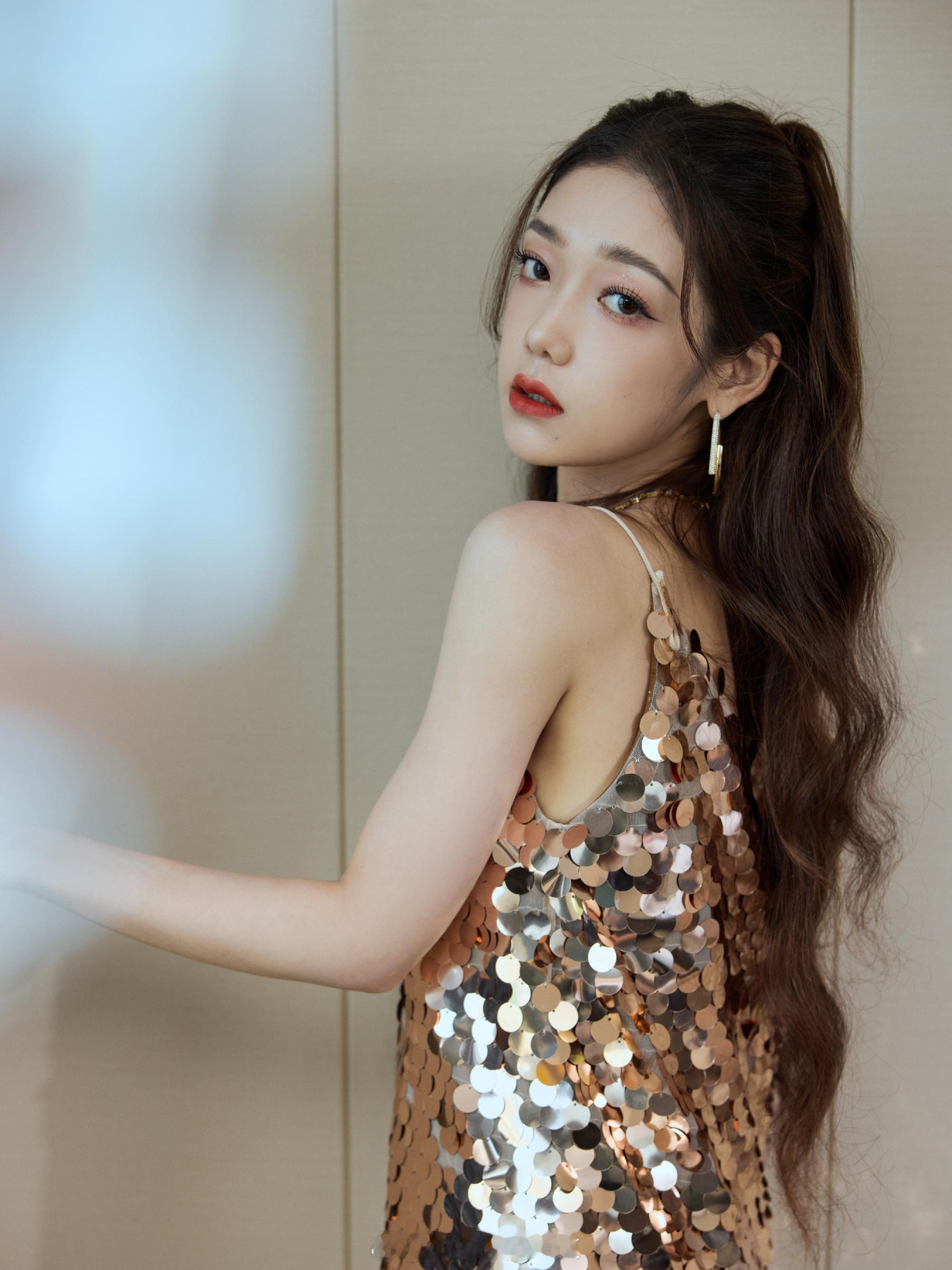 希林娜依高今日份穿搭