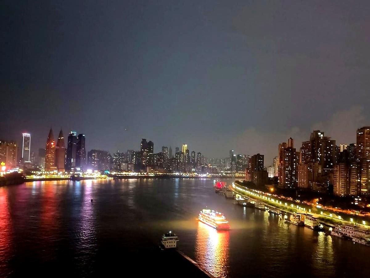 “每天100个俯卧撑,50年后能把胸练成铠甲吗?”老赵,68岁,清晨六点,地