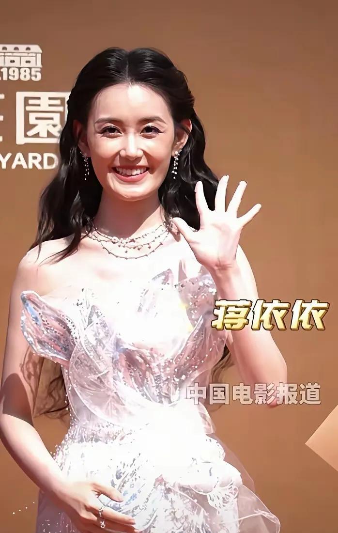 这是什么魔鬼图片？治好了我的容貌焦虑啊！老的不说了可是蒋依依李庚希才多大啊
