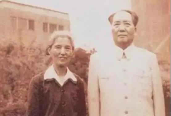 1950年，主席正在拆阅群众来信，其中一封信来自无锡，署名为“吴启瑞”，主席确信