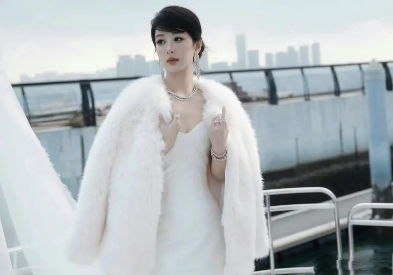 杨紫：于“假貂”中，活出真实热烈人生杨紫一句“我穿的是假貂”，瞬间在网络上掀