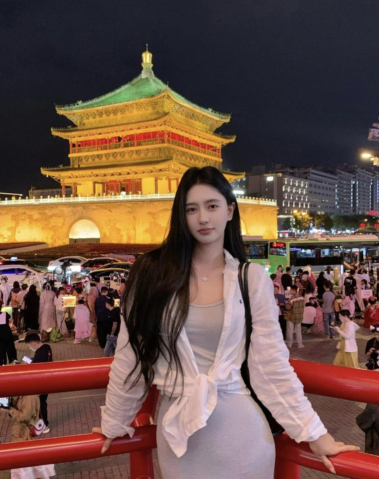 夜钟楼下的人潮裹着长安的风，灯笼晃着盛唐余温，我站在古今叠印的光斑里，借此刻烟火