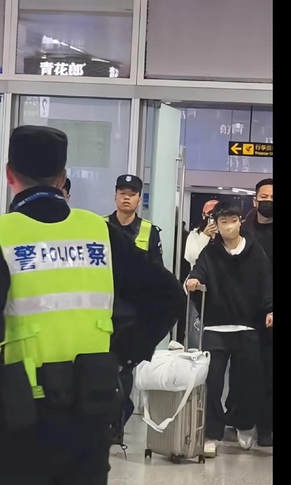 山城接风！孙颖莎抵达重庆，卫冕冠军再战故乡刚刷到莎莎抵达重庆的画面，一身全