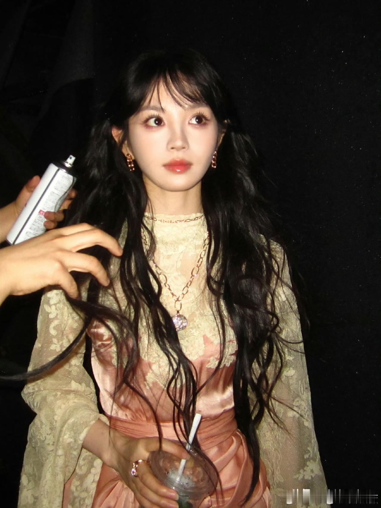 田曦薇和徐若晗撞衫女明星真的是不比不知道她俩尖叫之夜都穿了zimmerman