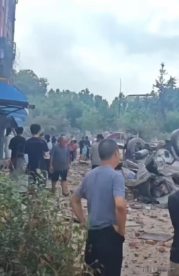 这么强烈的爆炸，居然没有人死亡，真是奇迹，太可怕了堪比灾难片，损失重大啊，这些居