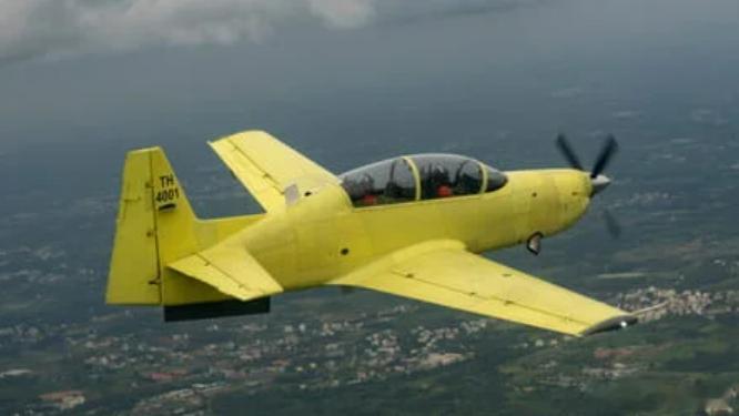 印度空军拿到最后两架双座光辉，HTT-40首批到货，终于等到了2026年9月18