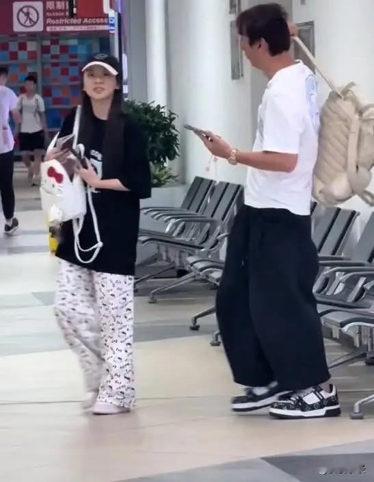 王思聪再次换新女伴！穿着一样的天价LV鞋，女孩纯素颜，颜值破天花板！