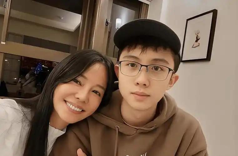 畸形的爱，到底能可怕到什么地步？台湾女星狄莺，硬是把儿子的母乳喂到12岁，跟儿子