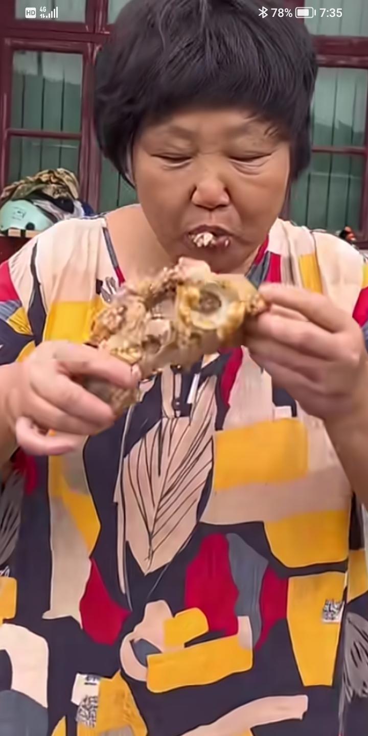 总于活明白了，妈妈患癌症晚期，医生告诉她，最多在活三个月，妈妈放弃治疗，给儿子说