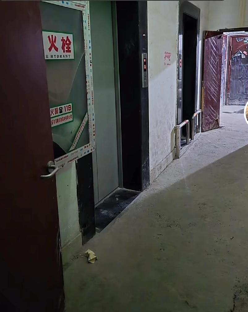 遇到这样的物业，最好赶紧把房子处理了江苏宿迁市沭阳县，一位业主的父亲带着自家的