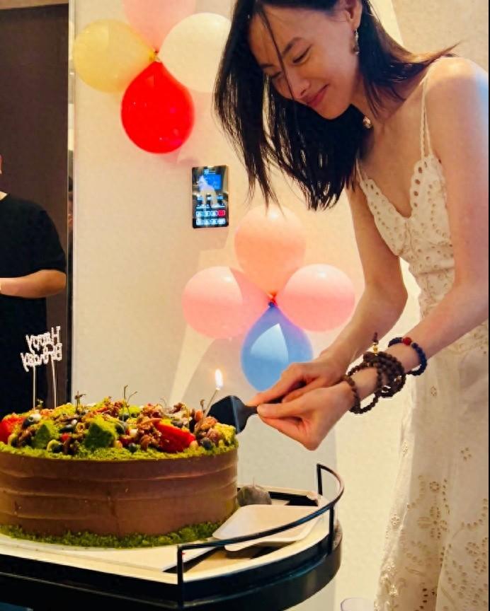 梁洛施36岁生日宴：99朵玫瑰见证甜蜜，新恋情羡煞旁人！宝子们，娱乐圈又有甜蜜