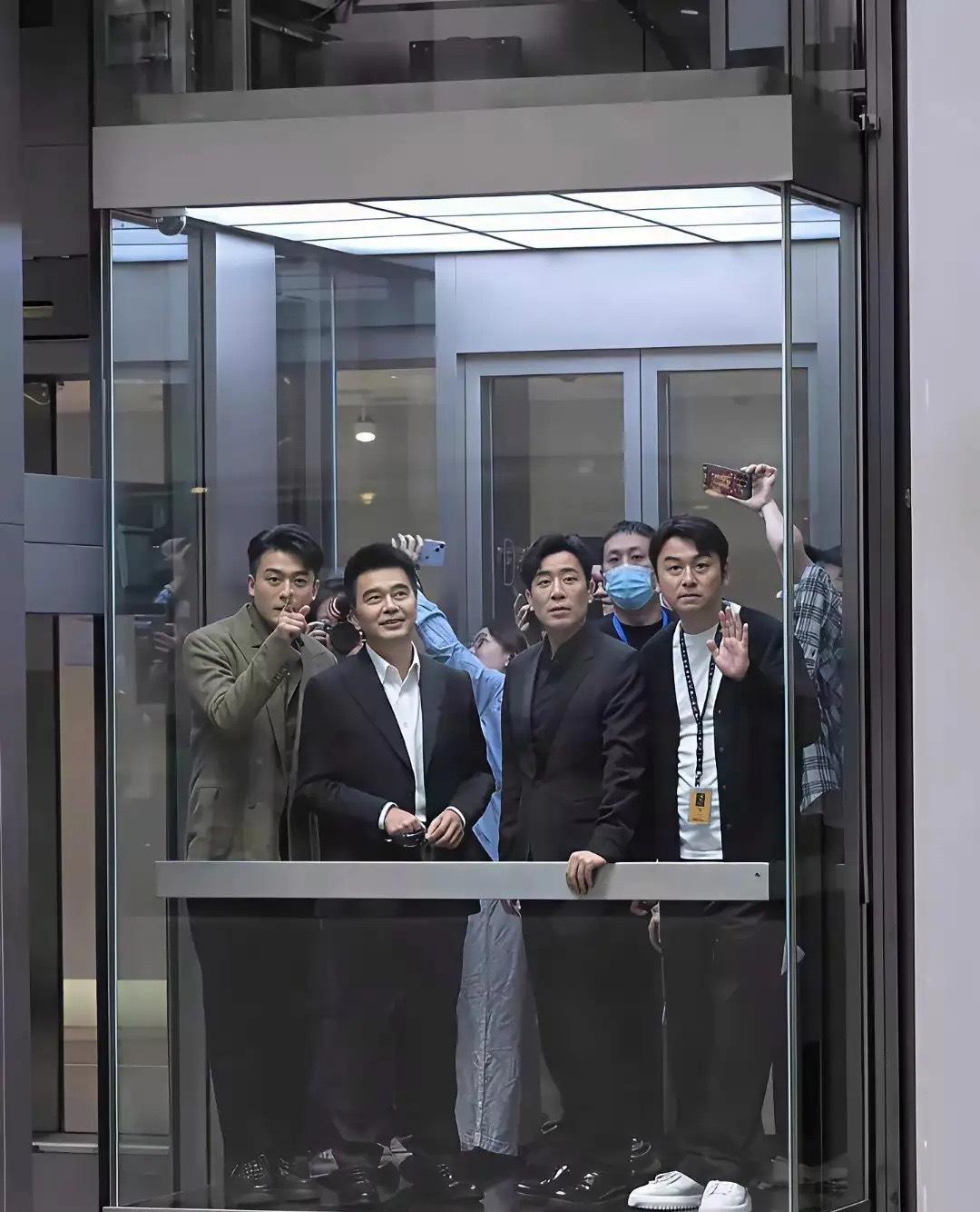 四人合照，才知道谁最帅！