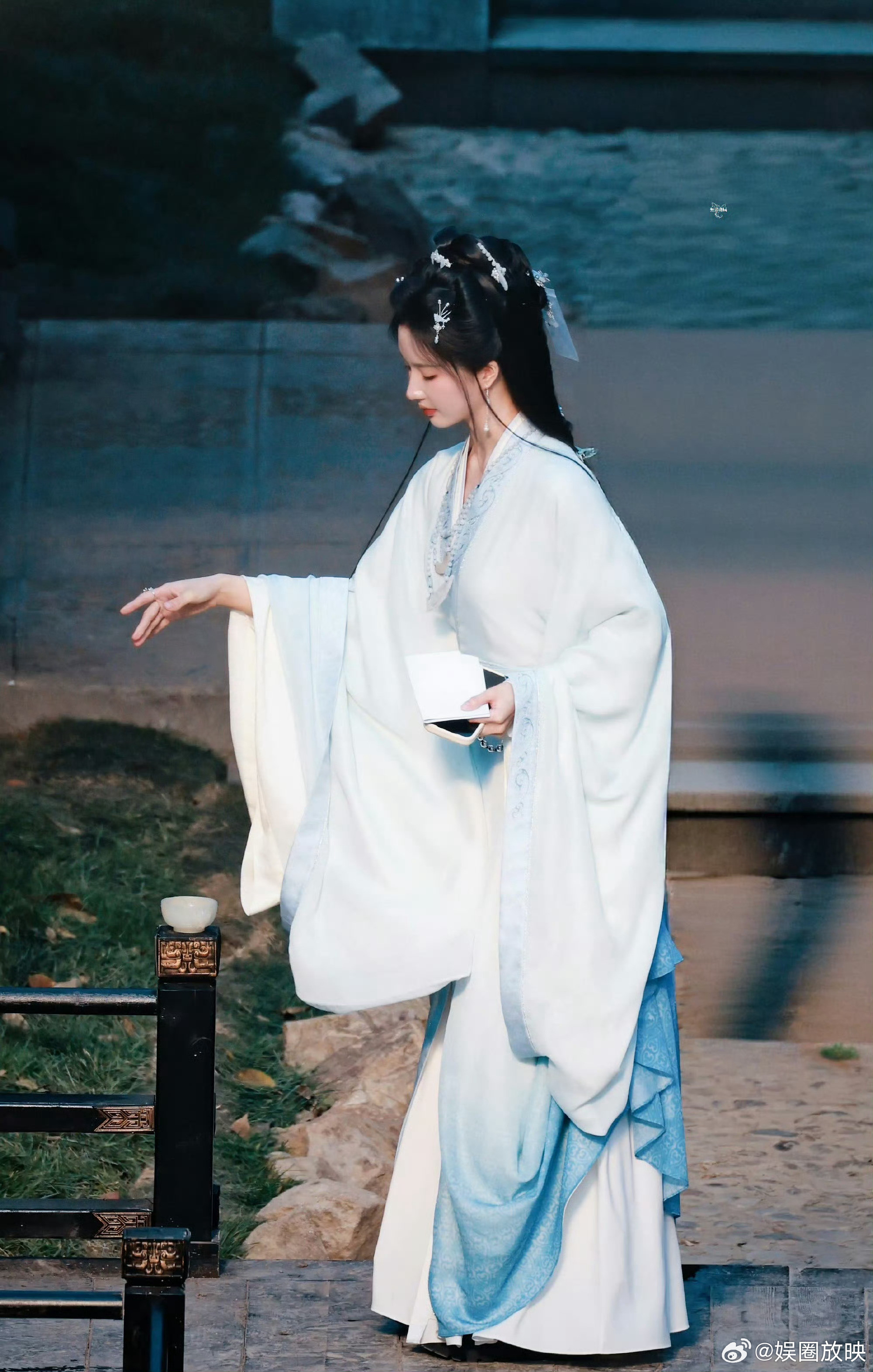 刘些宁归良辰路透战国袍慕容钧太绝！低眸回眸皆风情，刘些宁像古典画卷里的美人，开