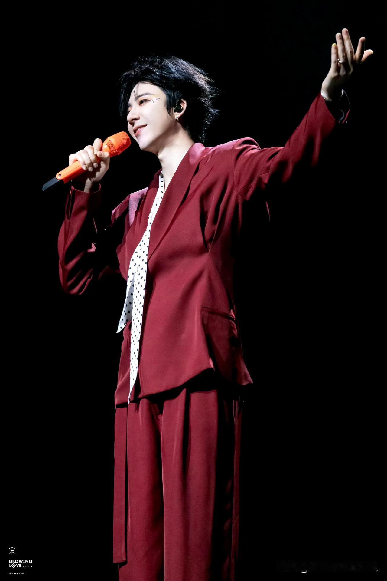 摩登兄弟刘宇宁的2025巡演这莫帅气的脸庞这莫耀眼的才华配上这身