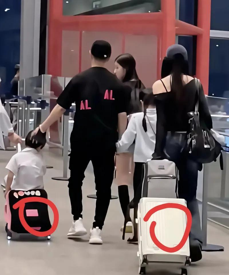 汪峰这爹当的，真挑不出毛病！机场通道里，汪峰左手牵醒醒，右手攥紧二闺女，走两步