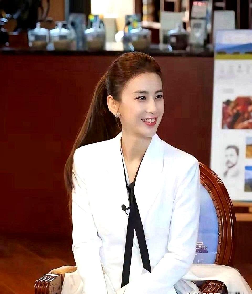 看黄圣依离婚后再露面时，那种轻松劲儿是真肉眼可见，像从窄门里退出来。以前在关系
