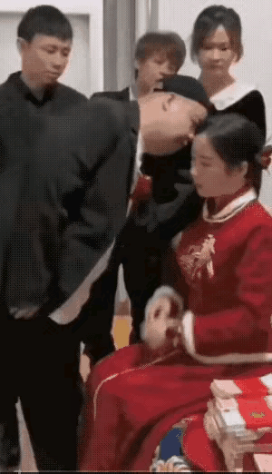 洞房花烛夜，金榜题名时。结婚本来是人生最幸福的一件事，这位新郎官本来想秀一下恩爱