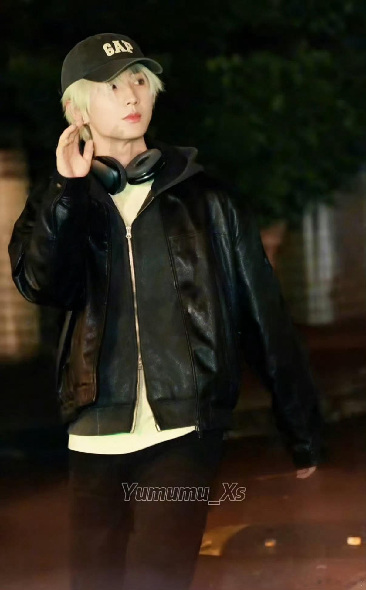 我儿曹植！我儿曹植！这是哪儿来的爱豆，成毅白色造型也太帅了吧，这是杀青还是剧情啊