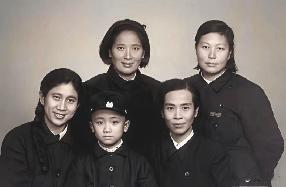 贺子珍与彭儒等人围坐合影，历经战火的几位女性神态沉静，眉眼间沉淀着岁月磨砺后的从