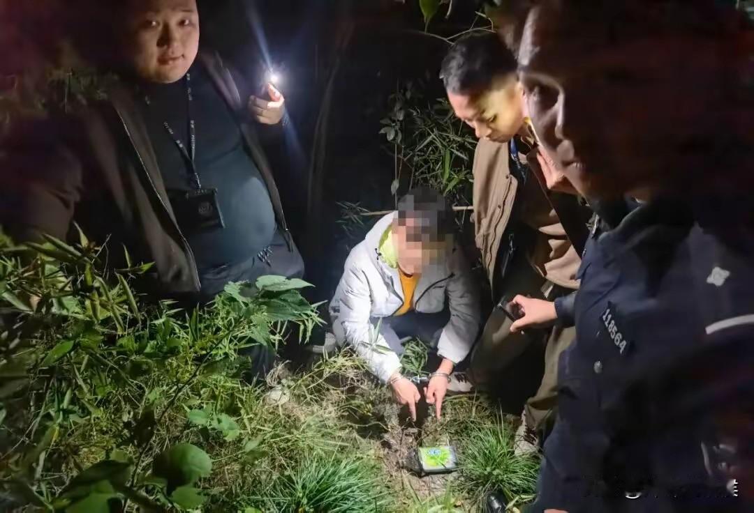 这小偷真不够聪明，伪造现场还报假案，为演的逼真，还把自己的东西都给丢了，被警方传