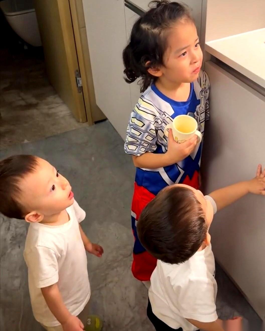 说出来你可能不信，现在全网最火的豪门育-儿经，是让大女儿一件卫衣穿三周。一个柿