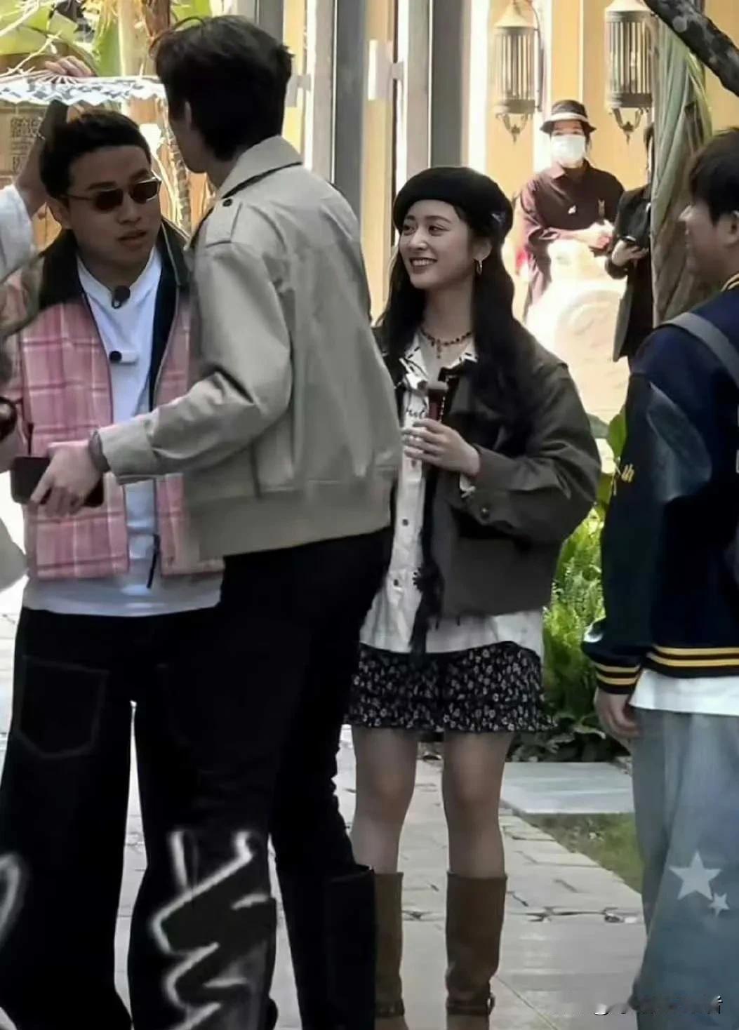 沈月真的好小巧啊！娱乐圈真的很喜欢小巧的女人，高大精致的男人。沈月虽然不算娱乐