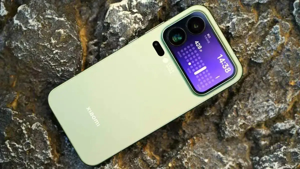 网友现在开始给其他手机厂商支招了，让友商在中端机型中跟进小米17系列的背屏设计，