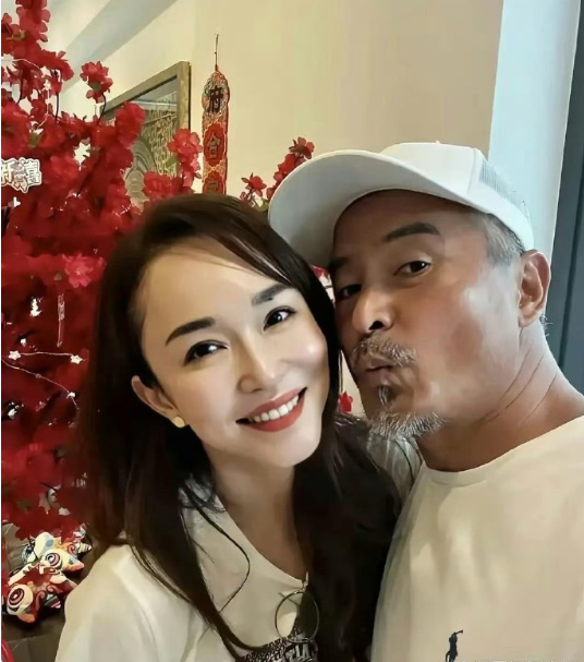 把老公熬成爹的除了范文芳，还有一个蒋勤勤陈建斌和蒋勤勤坐在一块简直就是两辈人