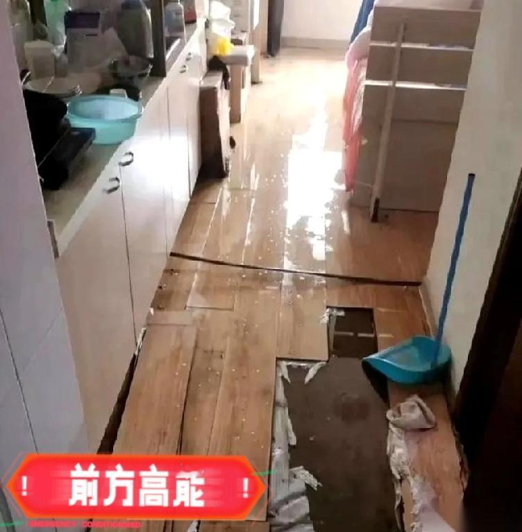 房东说墙面有一些污渍不退押金，两口子没跟他扯皮，并表示明天就搬走。当房东打开