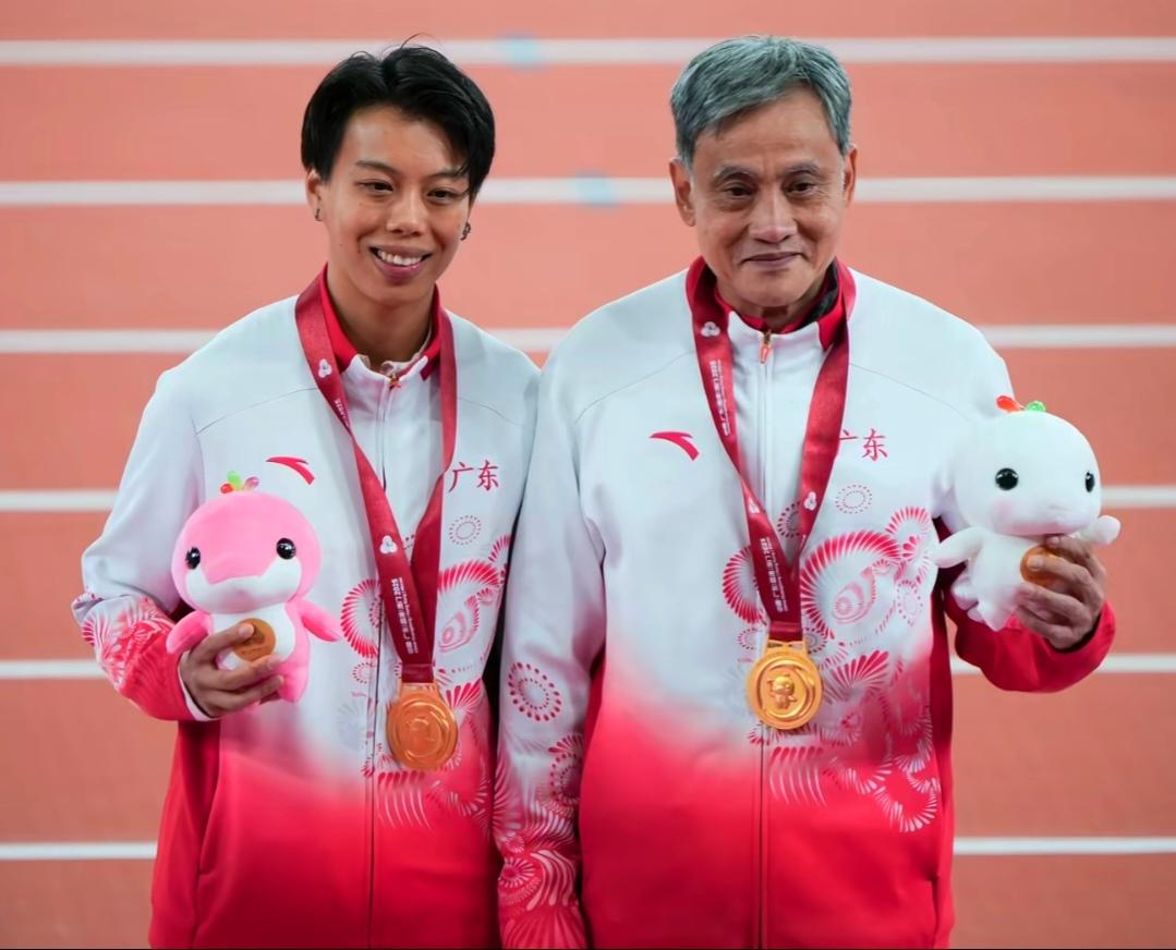 林雨薇说十几年已经认识刘景扬了,他父亲姓施,之前名字叫施家莉。谁能想到，那