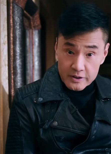 演员于荣光说：“我的母亲是个大学生，她受过高等教育，她是学会计的，长的也很漂亮，