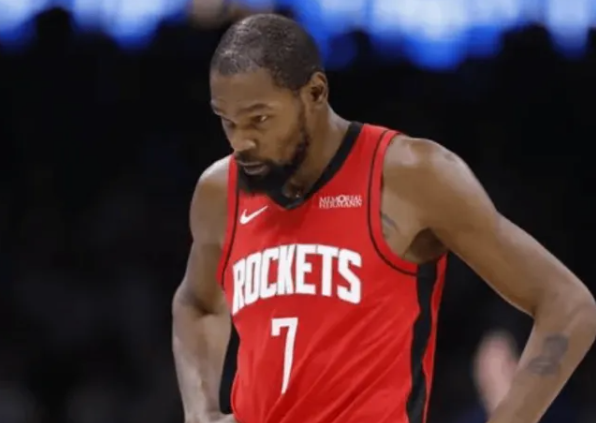 NBA常规赛，火箭客场105-128不敌快船。本场输球后，火箭遭遇2连败。赛