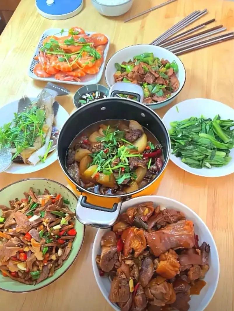 这一桌菜看着挺有食欲，搭配什么酒比较好？