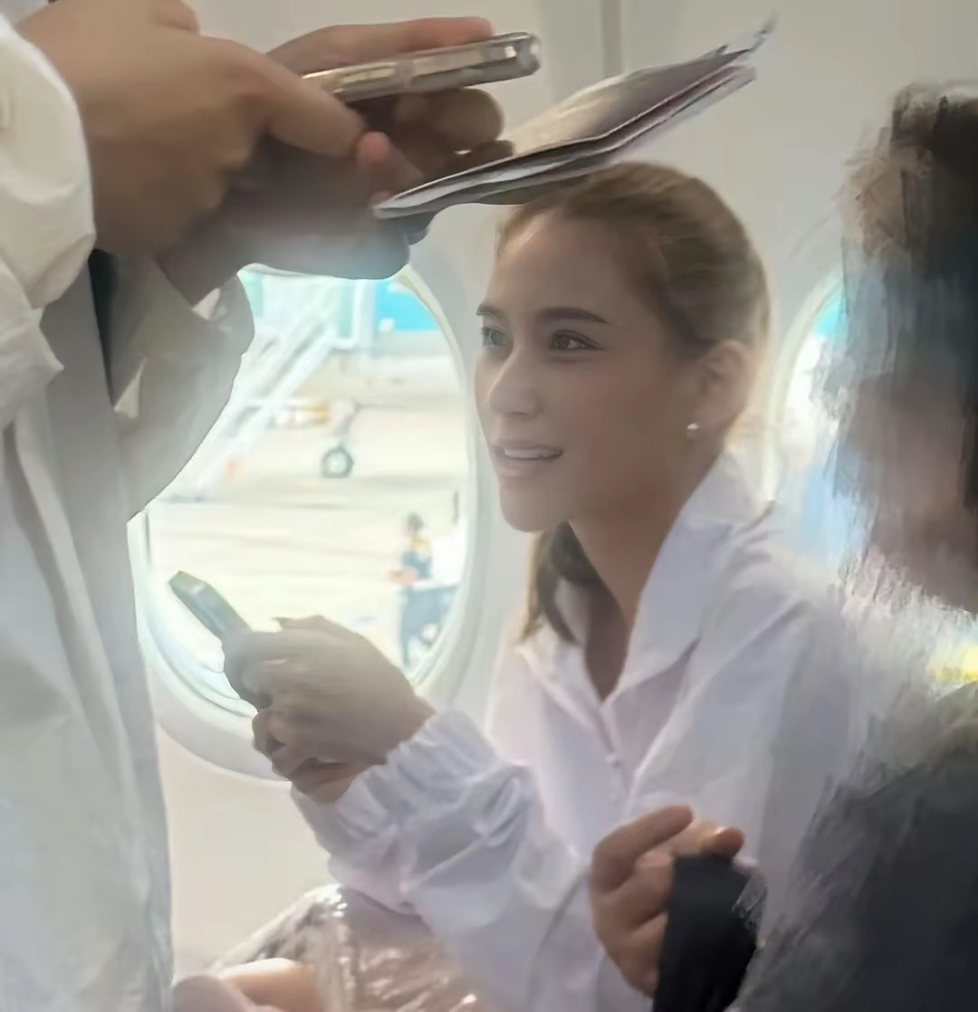 网友飞机上偶遇赌王女儿何超莲，她真的很漂亮，没有脂粉味，好像大学生。​​​