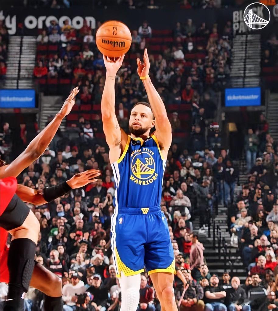 三个因素让库里48分付诸东流1，库里自己。关键回合传球失误，两次终结没打进。