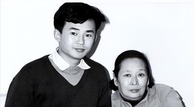 1975年，叶剑英的儿子叶选宁为劳改中的母亲求情，毛主席在得知情况后迅速给予批准