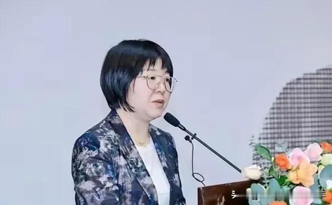 清华美院争议接连出现，院长吴琼做出间接表态！8月，清华美院副教授丁荭的两幅旧作
