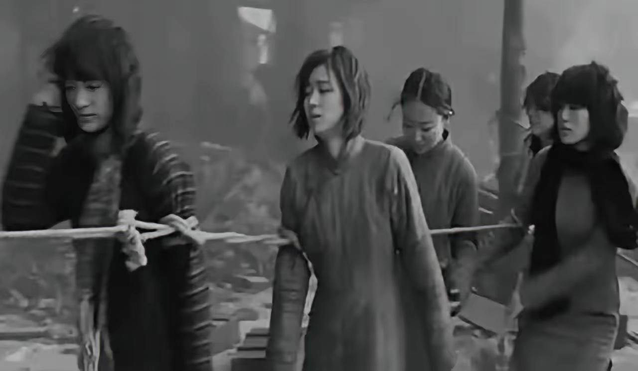 1941年，海南岛一名16岁少女被日军抓获。当鬼子要脱她裤子时，她死死抓住腰带不