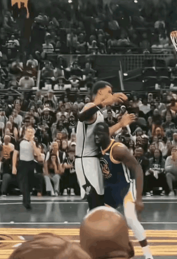 可怜的格林，真是滑稽，有种大人欺负小孩的感觉。[捂脸哭][捂脸哭][捂脸哭]