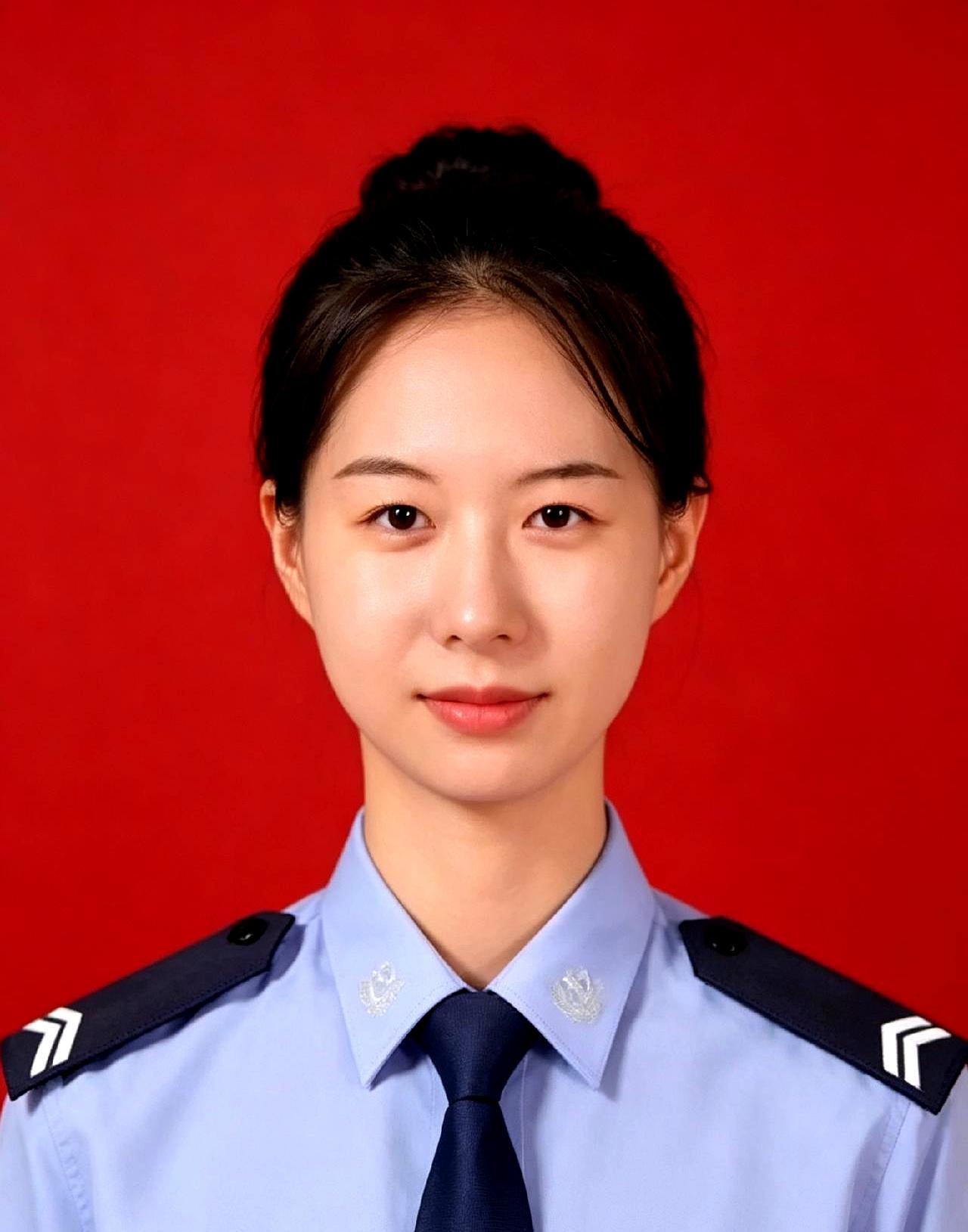 夜风不大，晚自习散场时，桂林电子科技大学的崔译文，1999年2月生，和女同学并肩