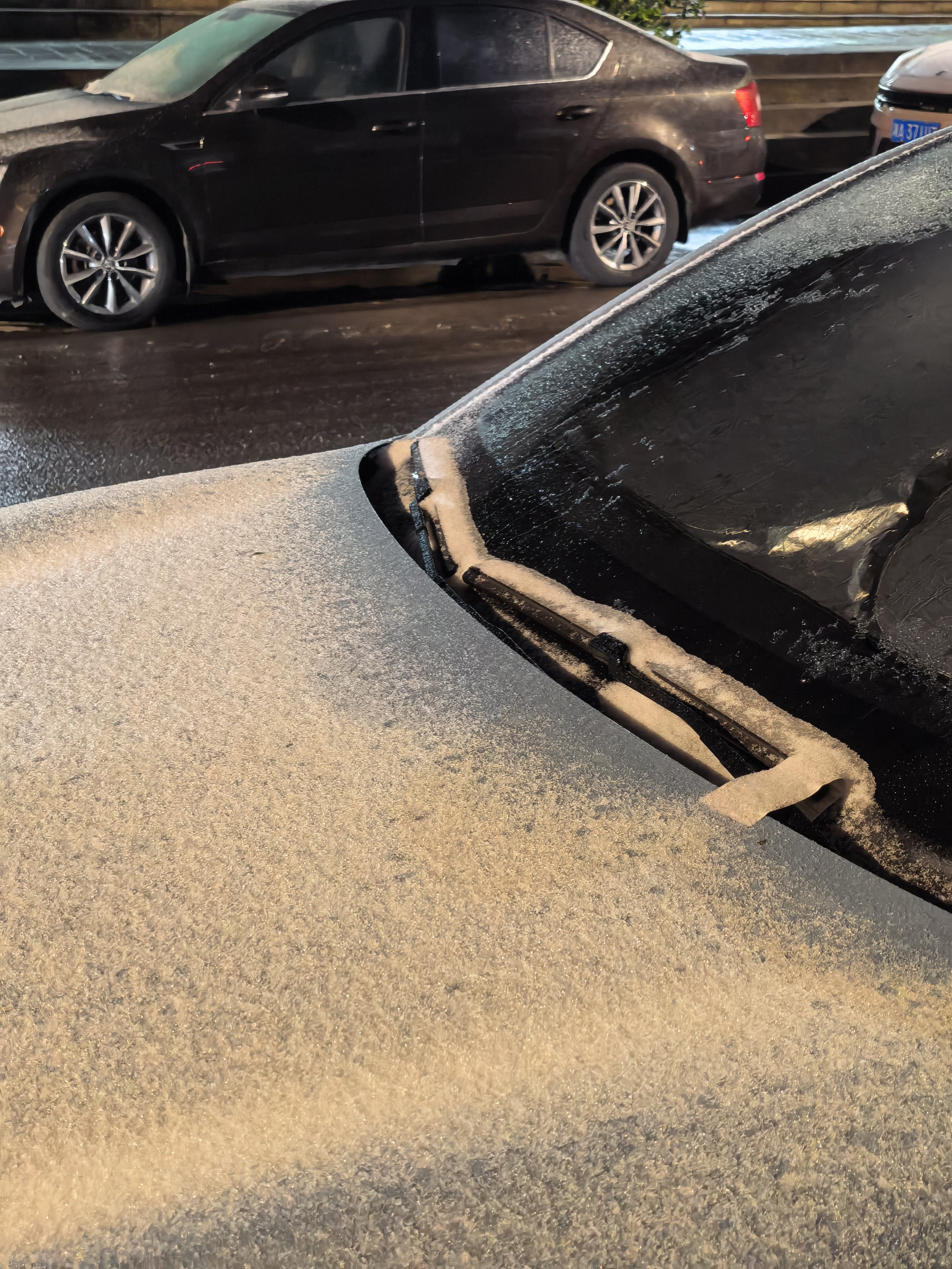 下班出门，雪已经巨大了路上到处都是车祸这个天气，大家开车一定注意安全有湿地模式把