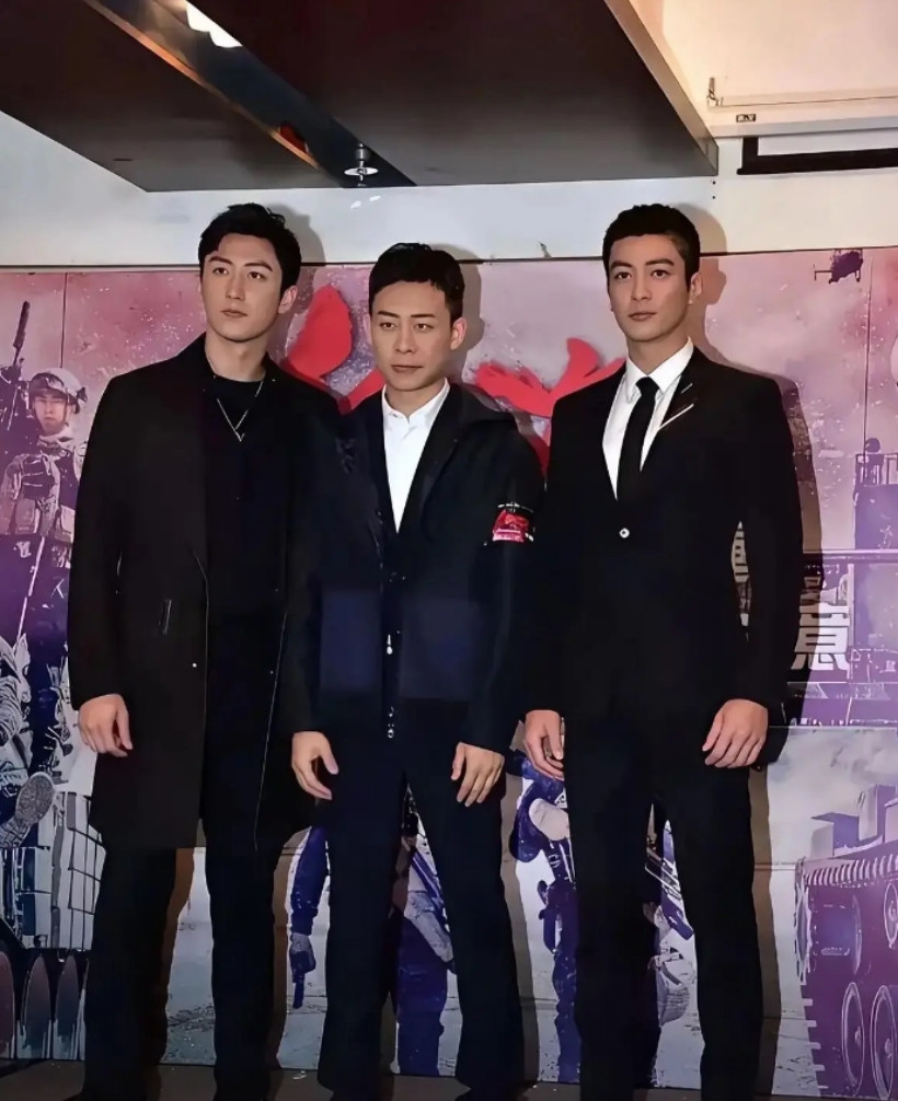 这三个演员里，最帅的不是张译，也不是左边的黄景瑜，而是右边的杜江。杜江高大又帅气