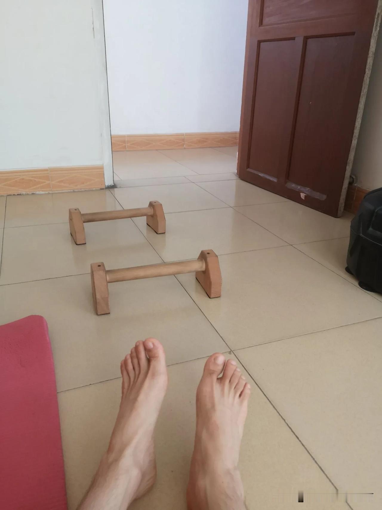 每天80个深蹲多吗？怎么有人说每天都做80个深蹲的话，膝盖都会废了。80个深蹲